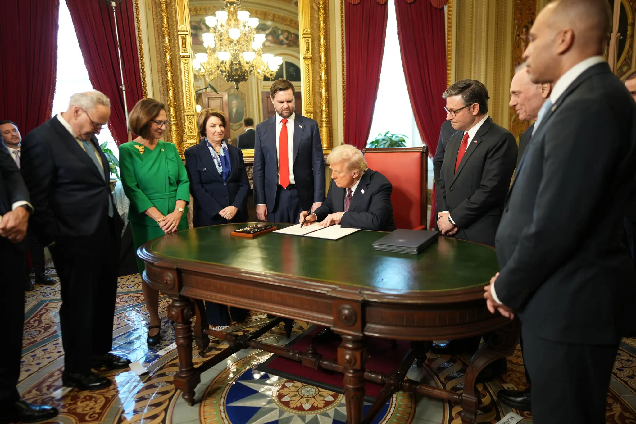 Пан Трамп підписав укази після присяги.